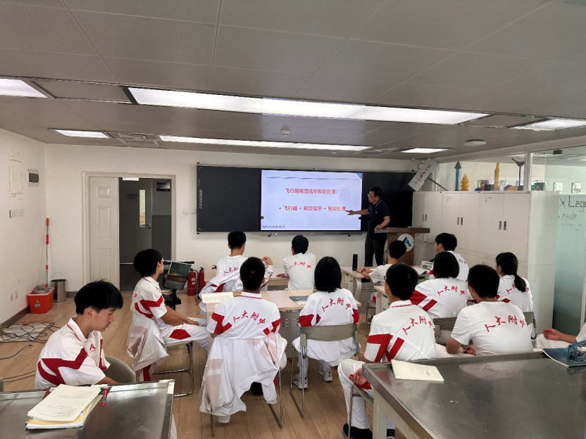 CSIG青工委委员张永飞教授走进人大附中开展“全国科普活动月”系列讲座(图1)
